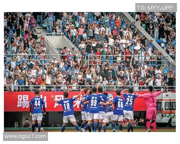 足球对抗赛精彩纷呈球员们展现技艺与团队精神的巅峰对决